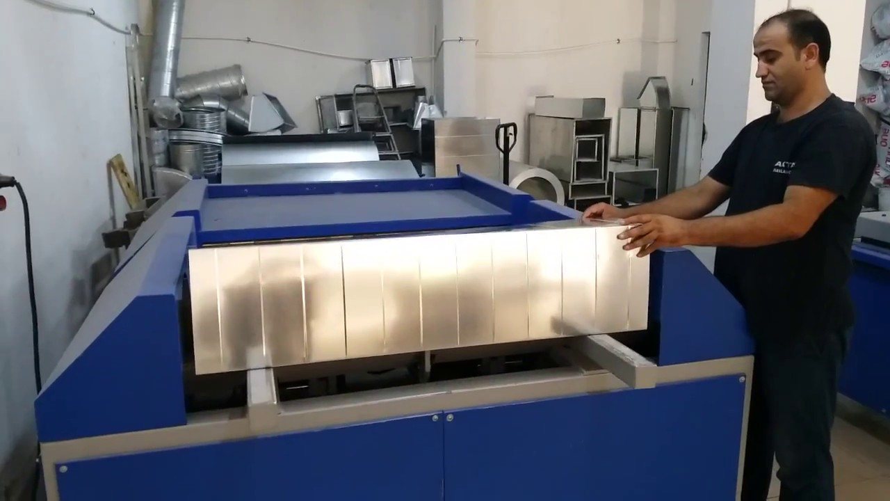 Atölyede kanal imalatı